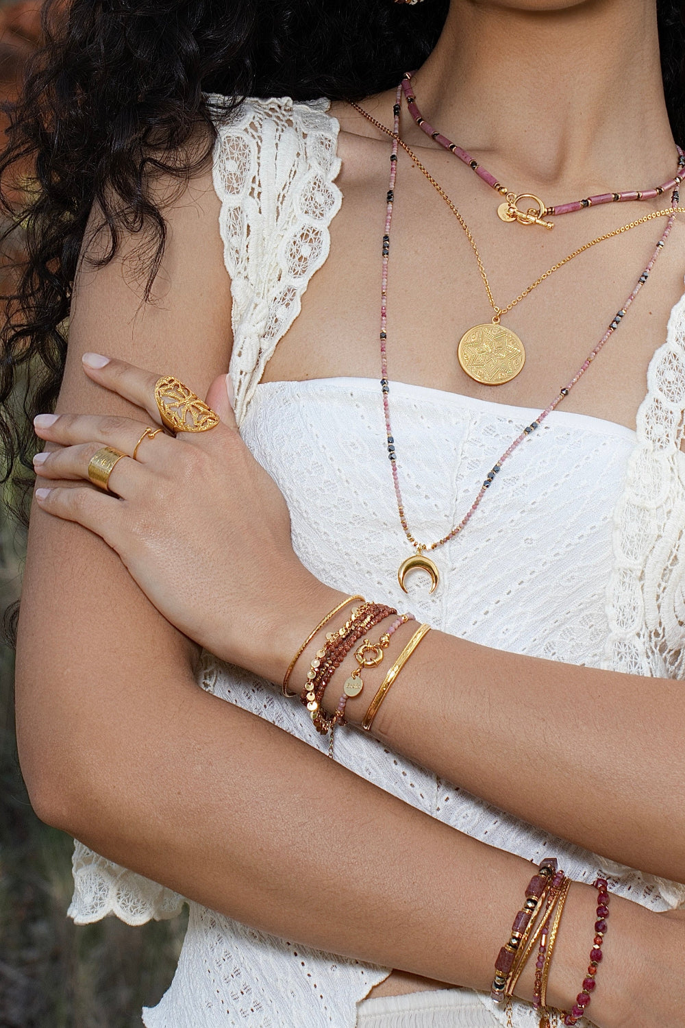 accumulation de bracelets bohème